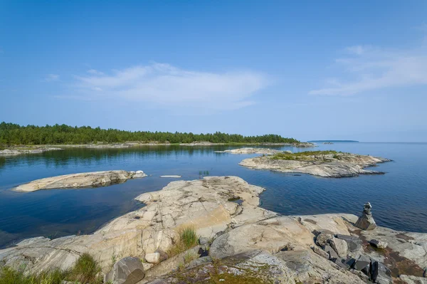 Ladoga lago e pequenas ilhas de pedra paisagem . — Fotografia de Stock