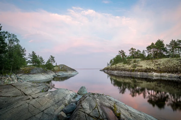 Avond landschap van de schilderachtige natuur van Karelië Republiek. — Stockfoto