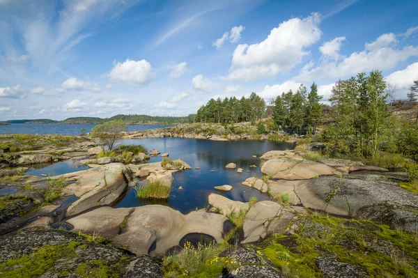 Belle coste rocciose delle isole del lago Ladoga, Carelia . — Foto Stock