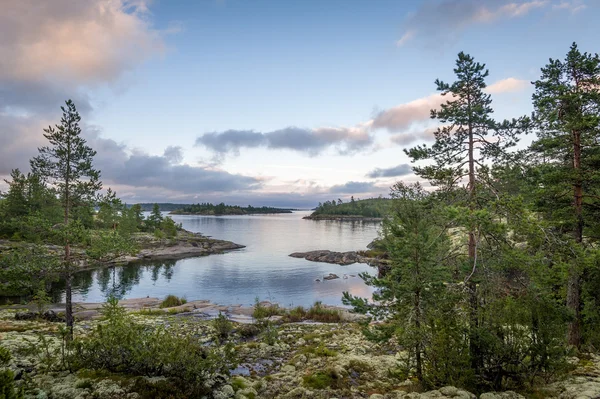 Pôr do sol nas ilhas da República da Carélia no lago Ladoga . — Fotografia de Stock