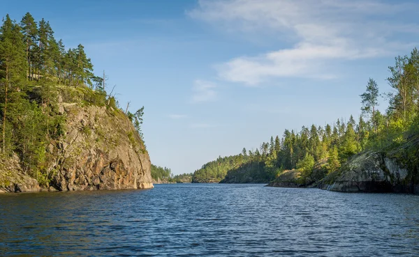 Alte coste rocciose dell'isola e acqua del lago Ladoga nella repubblica della Carelia . — Foto Stock