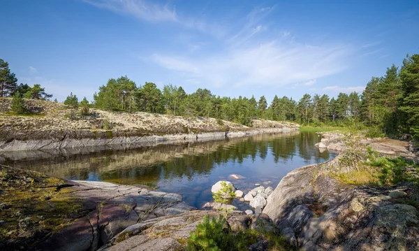 Kleine baai tussen de rotsachtige oevers van Karelische eilanden. — Stockfoto