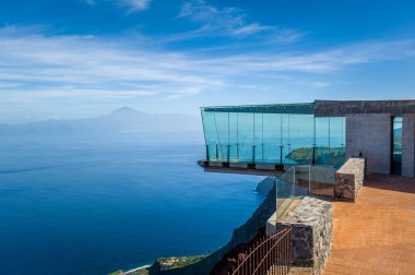 dağlar, cam gözetleme kulesi. La gomera Adaları
