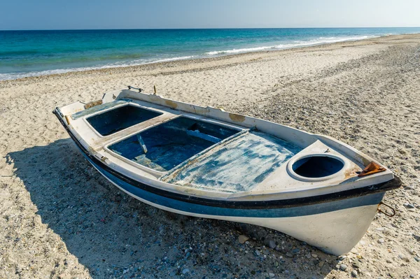 Old boat at sand beach — Stock Photo, Image