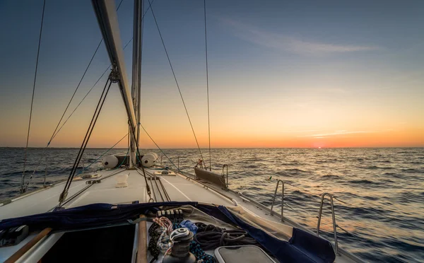 Sailing to sunset — Stock Photo, Image