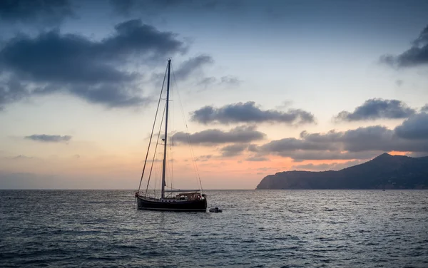 Zeiljacht bij zonsondergang — Stockfoto