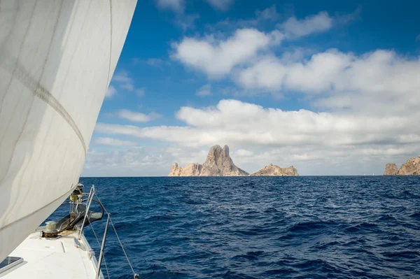 Zeilen naar rock island — Stockfoto