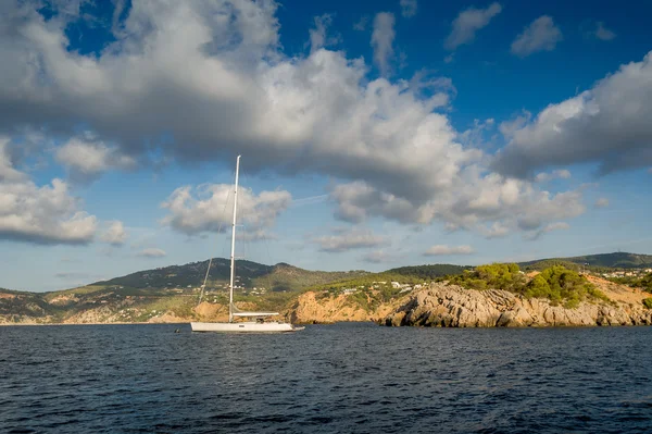 Ancoraggio yacht a vela — Foto Stock
