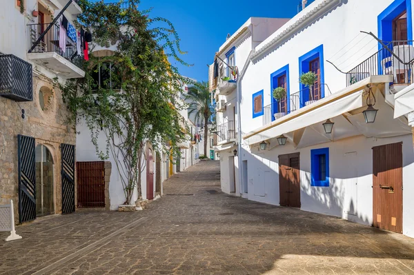 Witte huizen in Ibiza street — Stockfoto