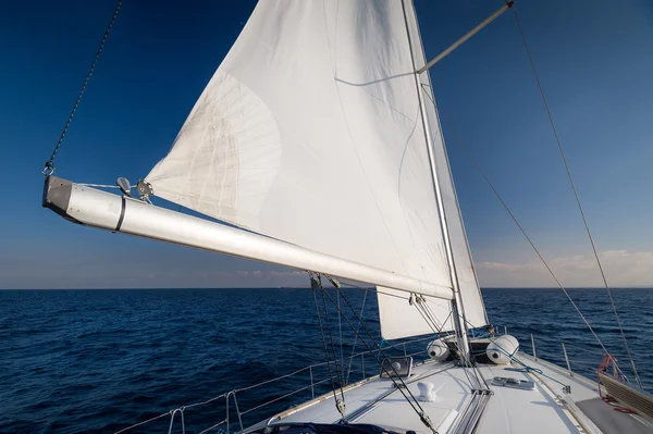 Sailing to the horizon — Stock Photo, Image