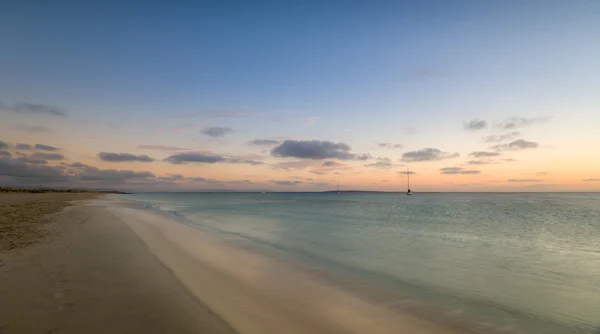 Øen strand før solopgang - Stock-foto