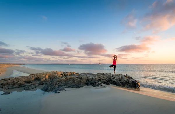 Ilha praia nascer do sol e prática de ioga — Fotografia de Stock