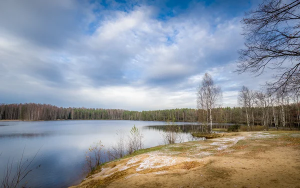 Primera nieve en el lago del bosque — Foto de Stock