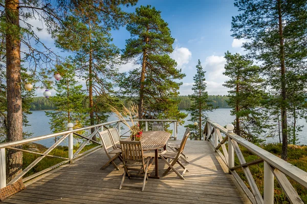 Veranda ahşap mobilya ile