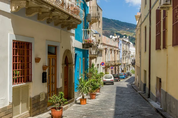 Lipari eiland kleurrijke oude stad smalle straatjes — Stockfoto