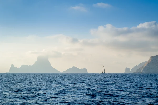 ヨットや霧の中で岩 — ストック写真