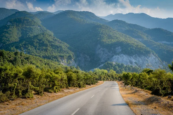 Dağlara giden yol — Stok fotoğraf