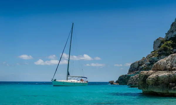 Sailing yacht at the horizon — Stock Photo, Image