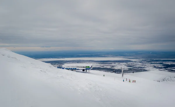 アルペンスキーリゾート 山のケーブルカー駅 ヒビニー ロシア — ストック写真