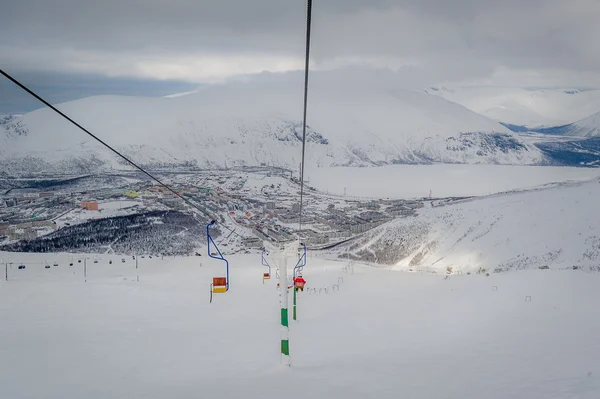 Ahşap sandalyelerile kayak tesisi teleferik. Hibiny, Rusya Federasyonu