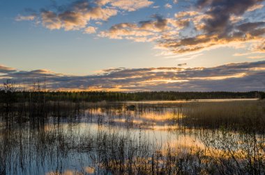 Gölde gün batımı