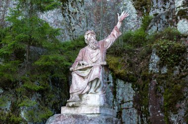 yaşlı adam heykeli