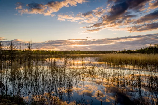 Lago e pôr do sol — Fotografia de Stock