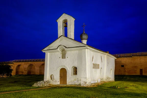 Мала церква вночі — стокове фото