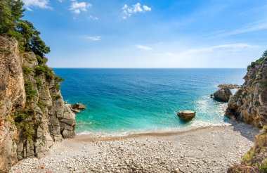 Küçük vahşi plaj dağları arasında