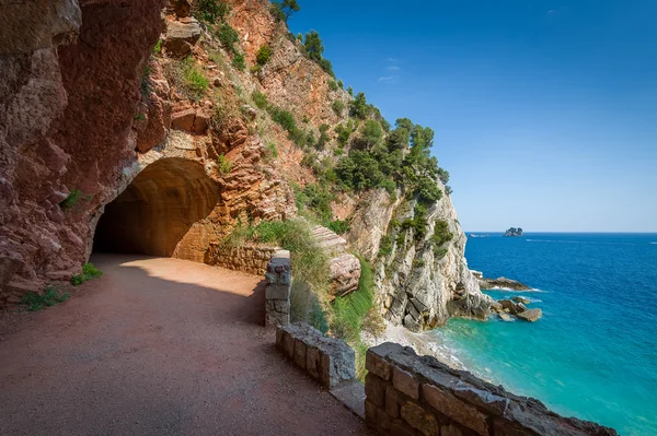 Túnel peatonal por las rocas — Foto de Stock