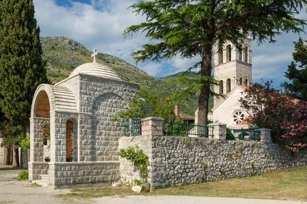 Entrée du monastère médiéval de Rezevici — Photo