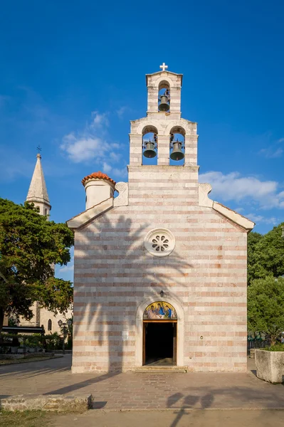 Igreja velha com torre de sino alto em Budva — Fotografia de Stock