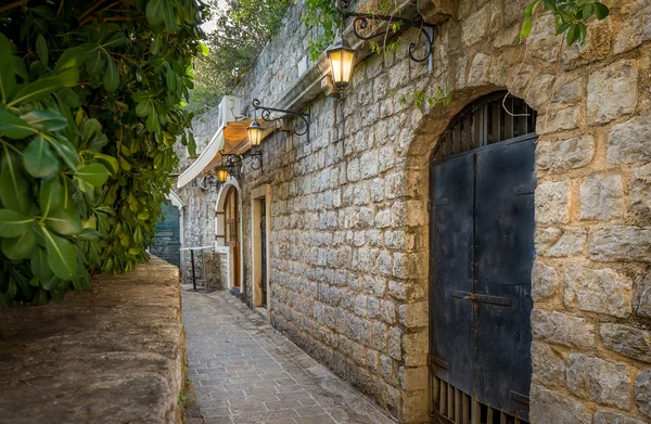 Budva calle del casco antiguo con linternas de brillo — Foto de Stock