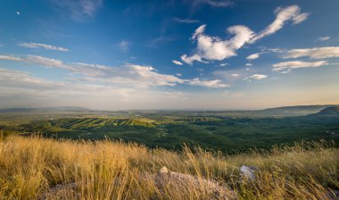 Karadağ akşam meadows dağlarda
