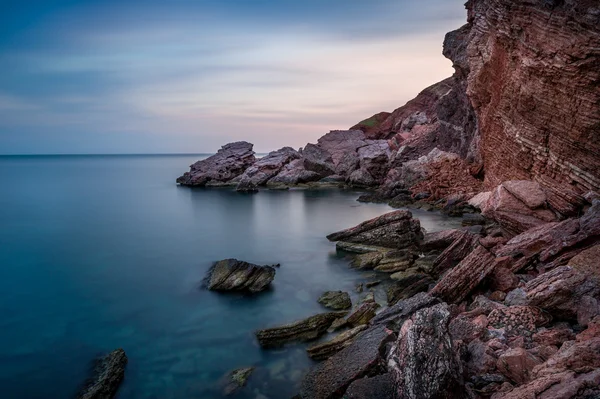 Czerwone skały wybrzeże — Zdjęcie stockowe