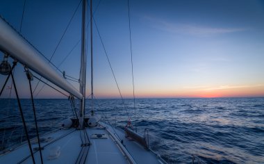 gün batımında yelken