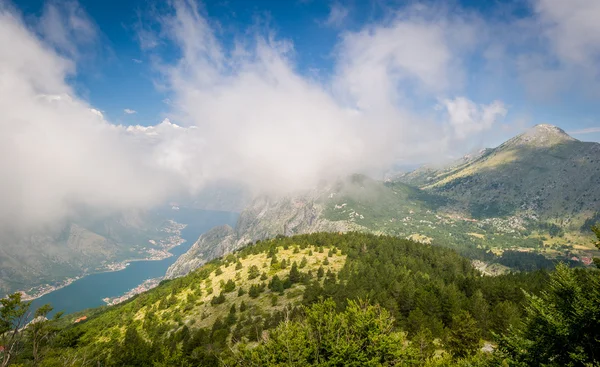 Montenegro bergen in wolken — Stockfoto