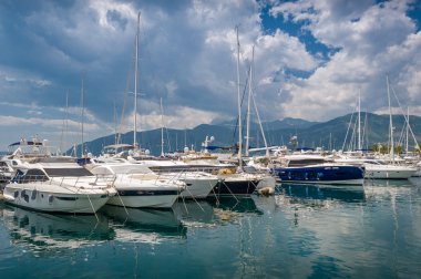 Tivat Marina'da yelken ve motorlu tekneler