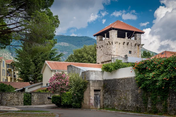 Antigua torre de vigilancia de la fortaleza en el antiguo distrito de Tivat — Foto de Stock