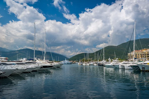 Akdeniz yat limanına lüks teknelerin tam — Stok fotoğraf