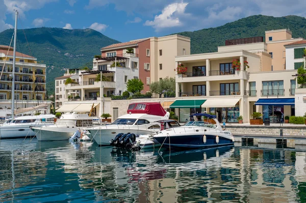 Tivat remblai et bateaux amarrés — Photo