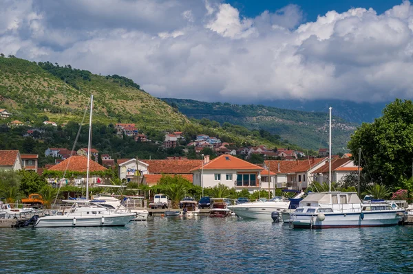 Små yacht marina vith segelbåtar landskap — Stockfoto