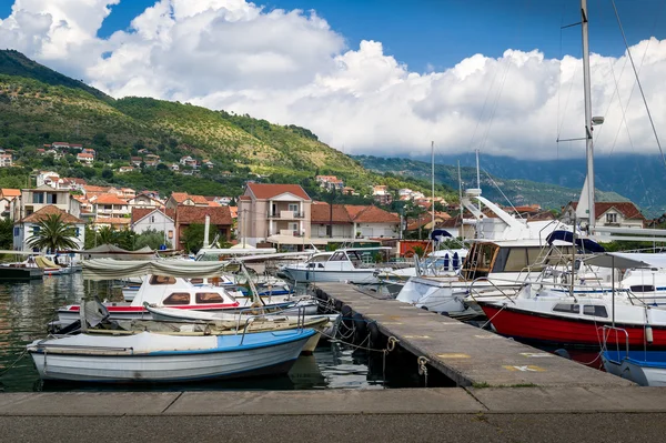 Tivat yerel fishermans tekneler Yat Limanı — Stok fotoğraf