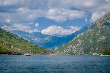 Kotor Körfezi dağlar manzarada gemi yelken