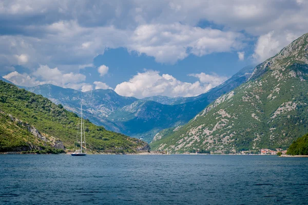 Kotor Körfezi dağlar manzarada gemi yelken