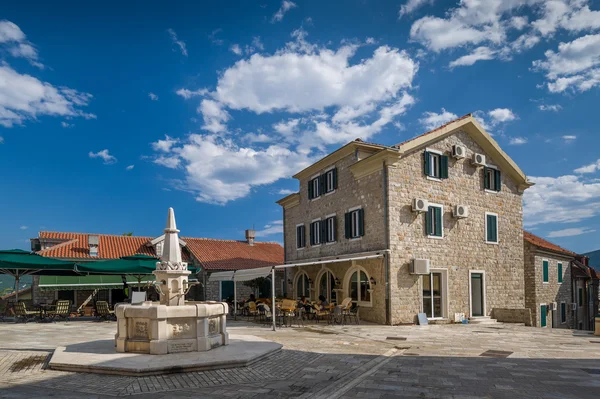 Plaza del casco antiguo de Herceg Novi con fuente de agua potable — Foto de Stock