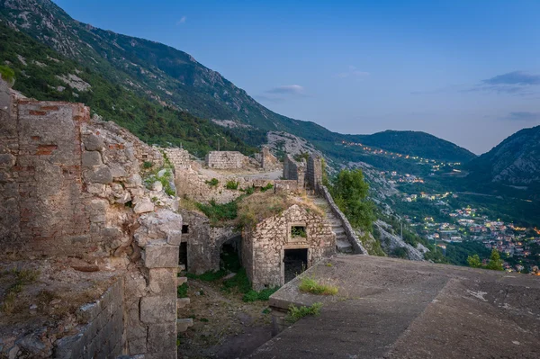 Kotor antiguo monasterio en las ruinas de las montañas — Foto de Stock
