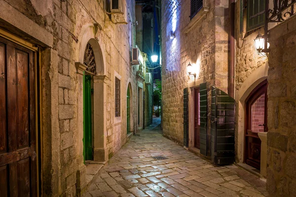 Kotor tarihi kent dar sokak — Stok fotoğraf