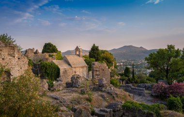 Eski kilise ve kale kalıntıları Bar
