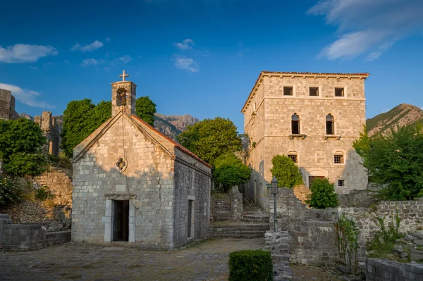 Antiguo Bar edificios fortaleza al atardecer, Montenegro — Foto de Stock